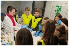 Vilniaus „Ąžuolyno” Progimnazijos moksleiviai susipažino su biologiškai skaidžių valiklių gamyba